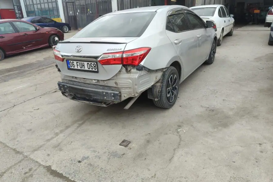 Atölyede hasar onarımı süren otomobil
